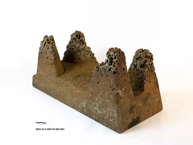 Grinding stone — Maritime Archaeology Museum හි ඇති කෞතුක භාණ්ඩයකි