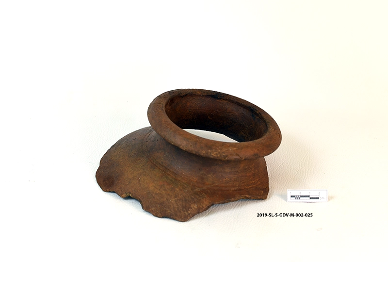 Piece of pottery with full rim — Maritime Archaeology Museum හි ඇති කෞතුක භාණ්ඩයකි