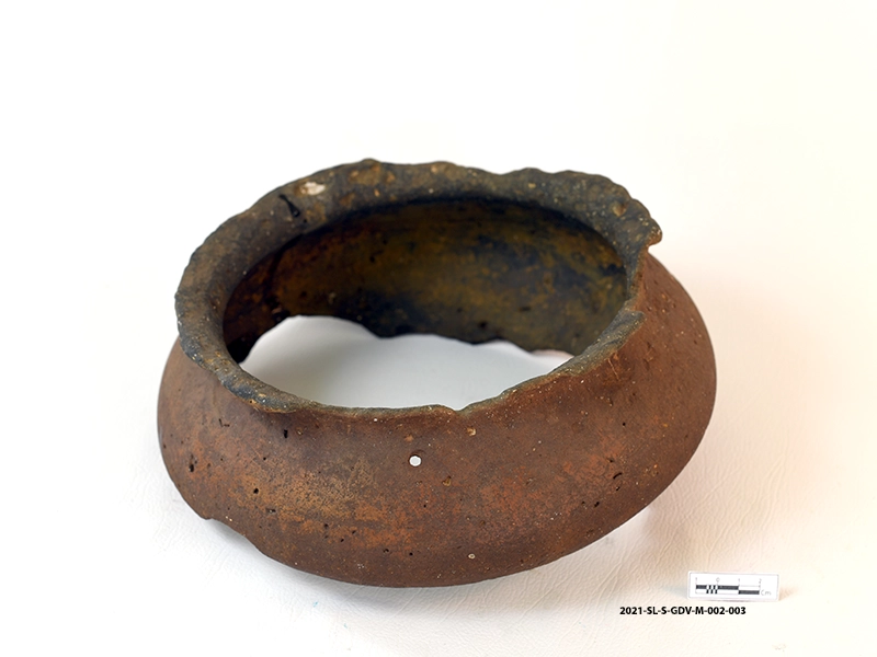 A Piece of Pottery Sherd with rim — Maritime Archaeology Museum හි ඇති කෞතුක භාණ්ඩයකි