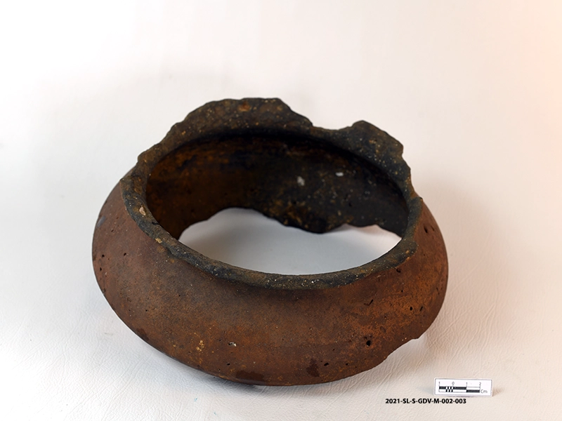 Cooking vessel (Broken) — image 2