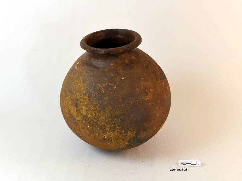 Complete Pot (water container) — artifact at Maritime Archaeology Museum