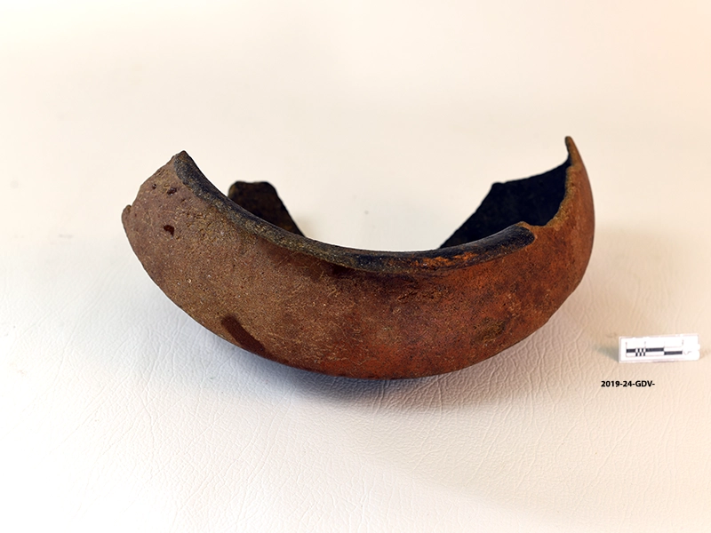 Piece of pottery with rim — Maritime Archaeology Museum හි ඇති කෞතුක භාණ්ඩයකි