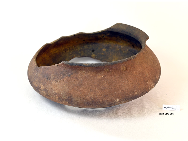 Cooking vessel (broken) — artifact at Maritime Archaeology Museum