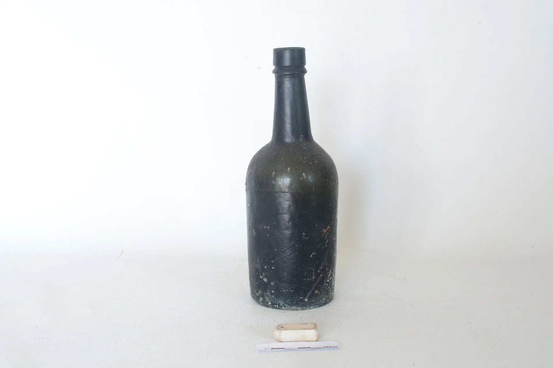 Glass Bottle-5 — Maritime Archaeology Museum இல் உள்ள கலைப்பொருள்