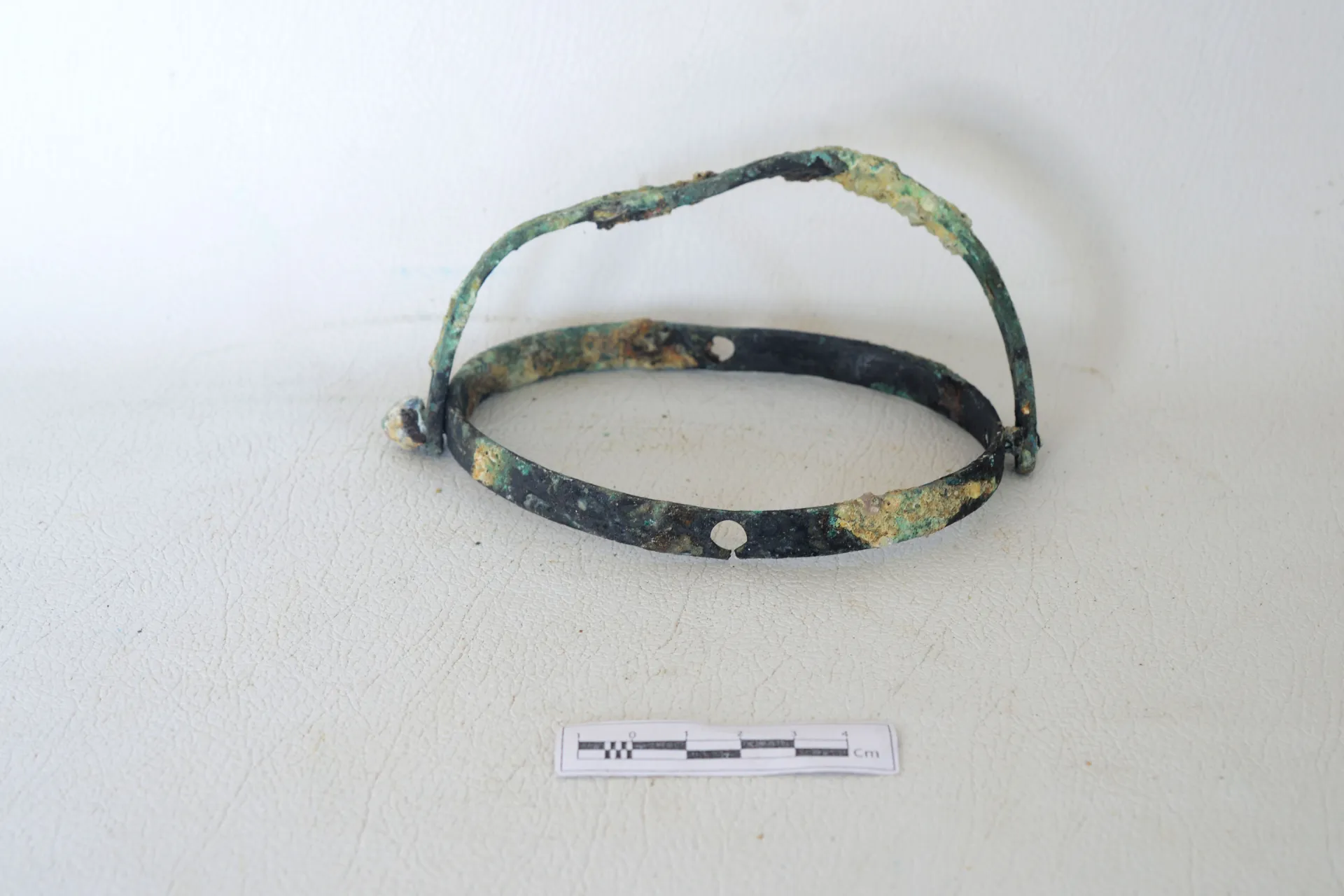 A Copper alloy rim part with a hook . — Maritime Archaeology Museum இல் உள்ள கலைப்பொருள்