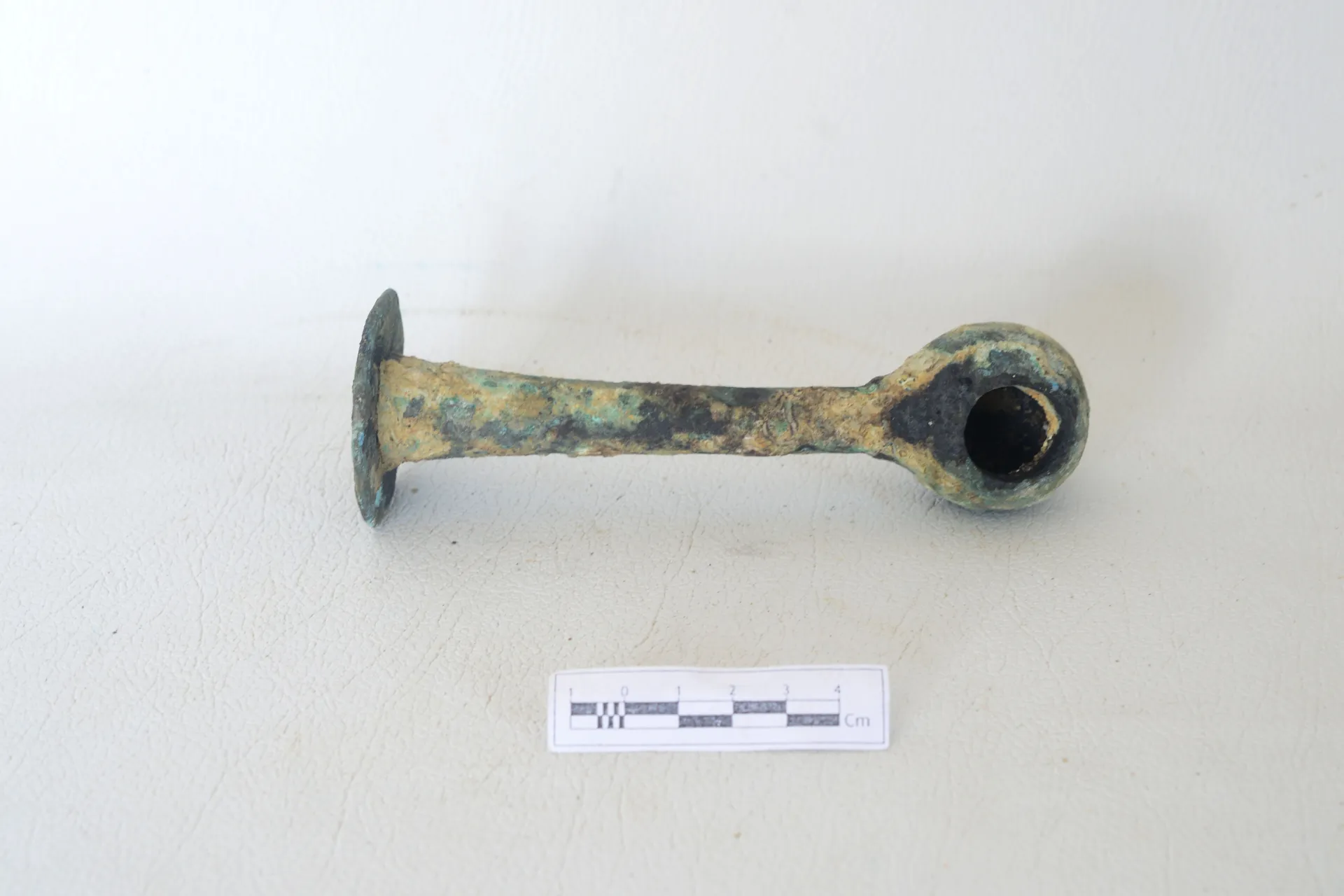 A part of a copper alloy hinge — Maritime Archaeology Museum இல் உள்ள கலைப்பொருள்