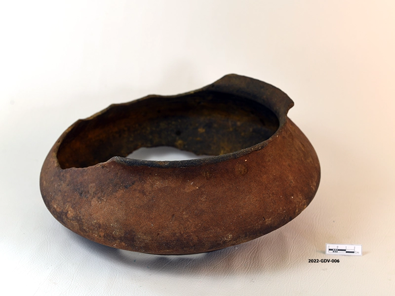 Cooking vessel (broken) — image 3